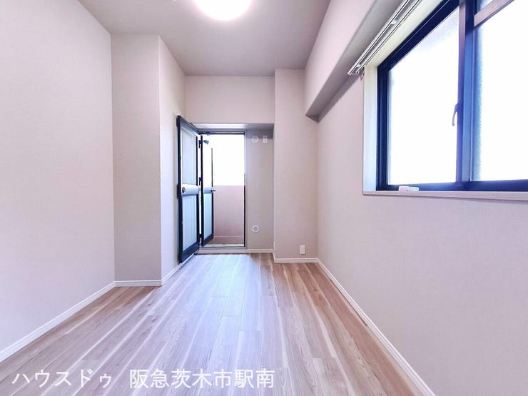 西側 5.3帖のお部屋。バルコニーあり。