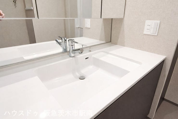広々とした洗面化粧台。三面鏡と収納も充実しており朝の身支度も快適に行える使い勝手の良い空間です。