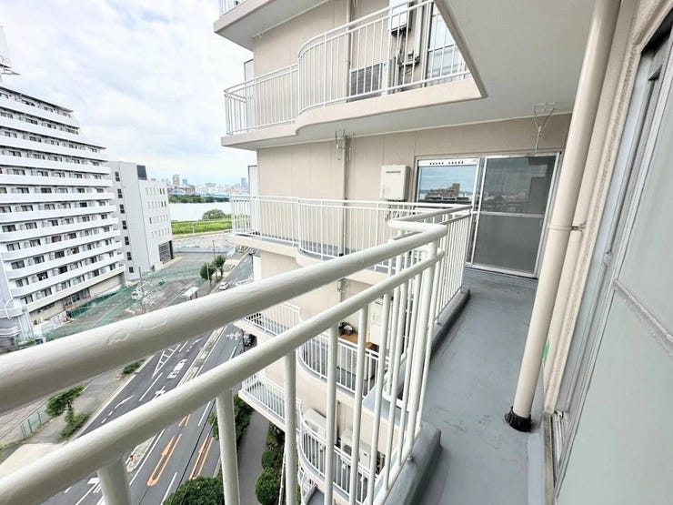 南東向きのバルコニー、洗濯物も気持ちよく乾きそうです♪