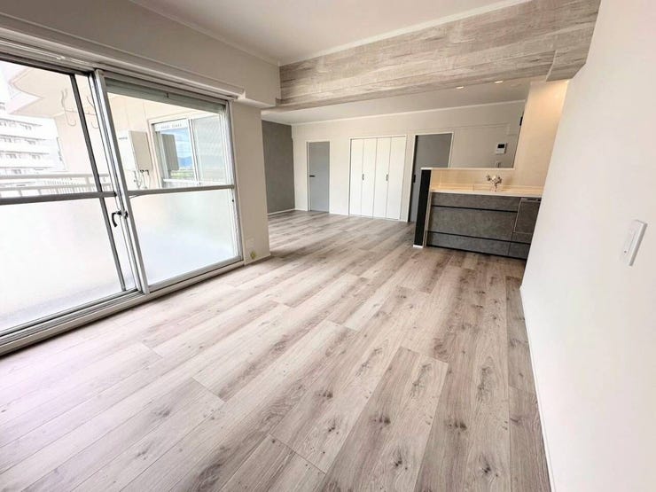 【リビング】
大きな窓からしっかり日差しが届く、明るく風通しの良いリビング空間。