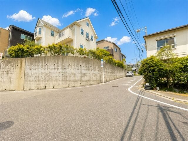【西側 前面道路】幅員約7mの前面道路です。車の出し入れもしやすく、また配達などの車が停まっていても通行出来る道幅となっています。
