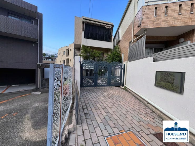 【外観】
ペット可!
鶴舞線「荒畑駅」まで徒歩約10分の立地。
コンビニまで徒歩約2分、ドラッグストアまで徒歩約4分。
幼稚園、保育園、小学校、中学校まで徒歩約9分圏内と、ファミリー層におすすめです!
