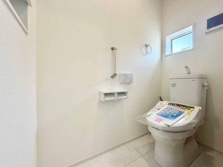 トイレットペーパーのストックや、お掃除用品などをスッキリしまえる、広い収納付きのトイレ!生活感が出にくく、お客様にも気持ちよく使ってもらえますね♪
