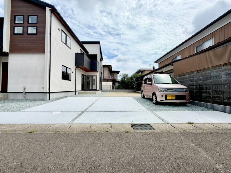 ご夫婦の通勤用と、ご家族のお出かけ用など、セカンドカーにも便利な駐車3台可能なスペース!カーライフも充実しそうですね♪