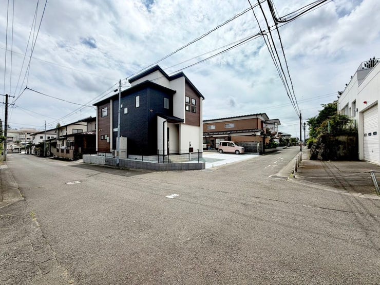 二方向の道路に面した角地で、開放感のある立地が魅力。日当たりや風通しも期待でき、車の出入りもしやすいおすすめの住まいです♪