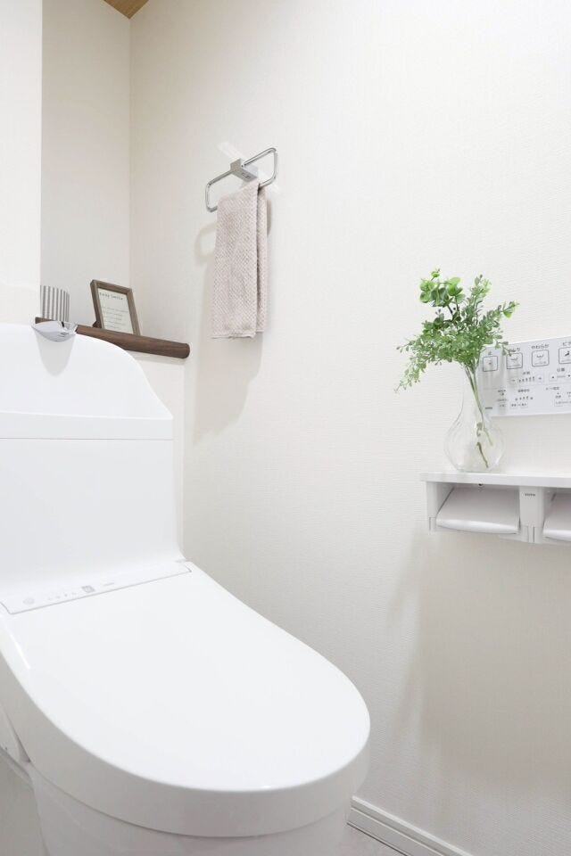 毎日使う場所だからこそ、心地よさを追求。手洗い付きの機能的なトイレは、お手入れのしやすさも魅力です。ウォールシェルフにはお気に入りの小物を飾って、自分らしい空間演出を楽しめます。