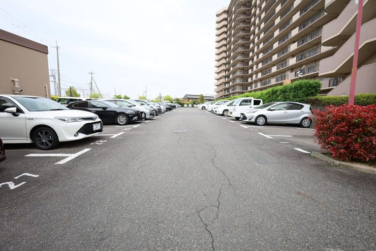 敷地内には駐車場もあり、荷物の多い日でもラクに出入りが可能です