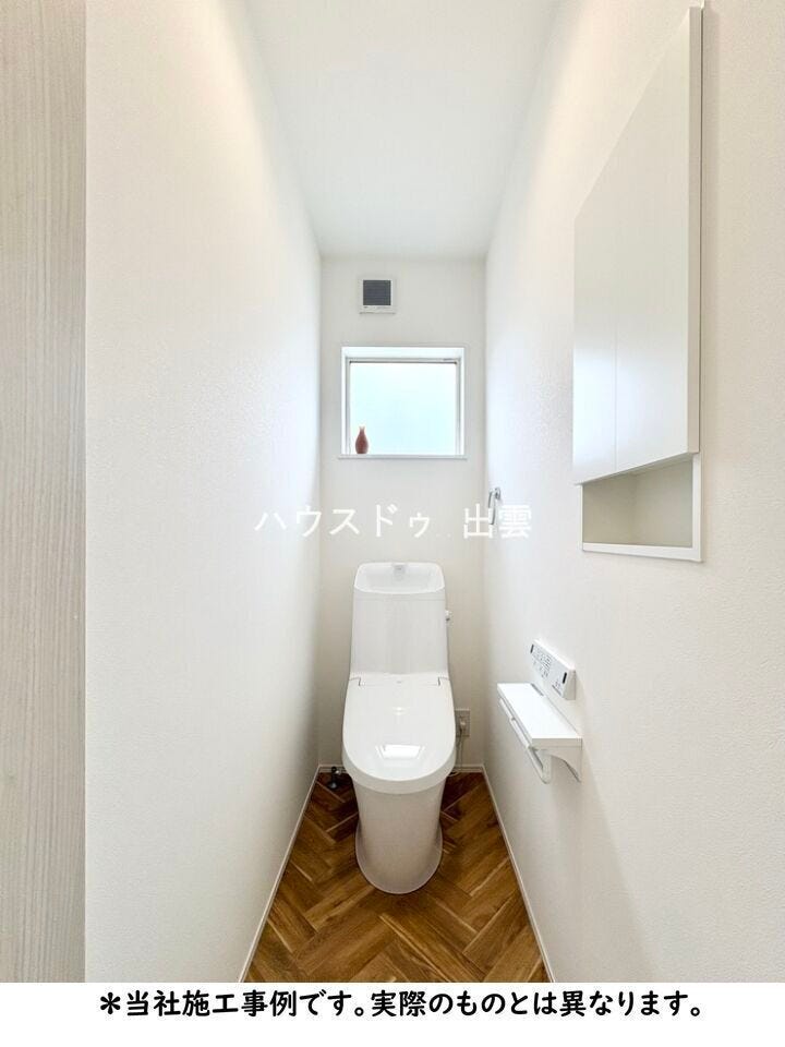 お掃除しやすくキレイ長続き。節水タイプのトイレです。便座は継ぎ目なしの裏面防汚素材、便器はフチレス形状で、イヤなトイレ掃除もラクにできます。
*当社施工事例写真のため実際のものとは異なります。