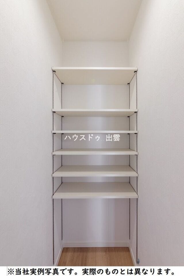 キッチン横にはパントリーもついています。可動棚で、食器や日用品のストックもすっきりとしまえます。リビングスペースからは見えにくいのもポイント!
*当社施工事例写真のため実際のものとは異なります。