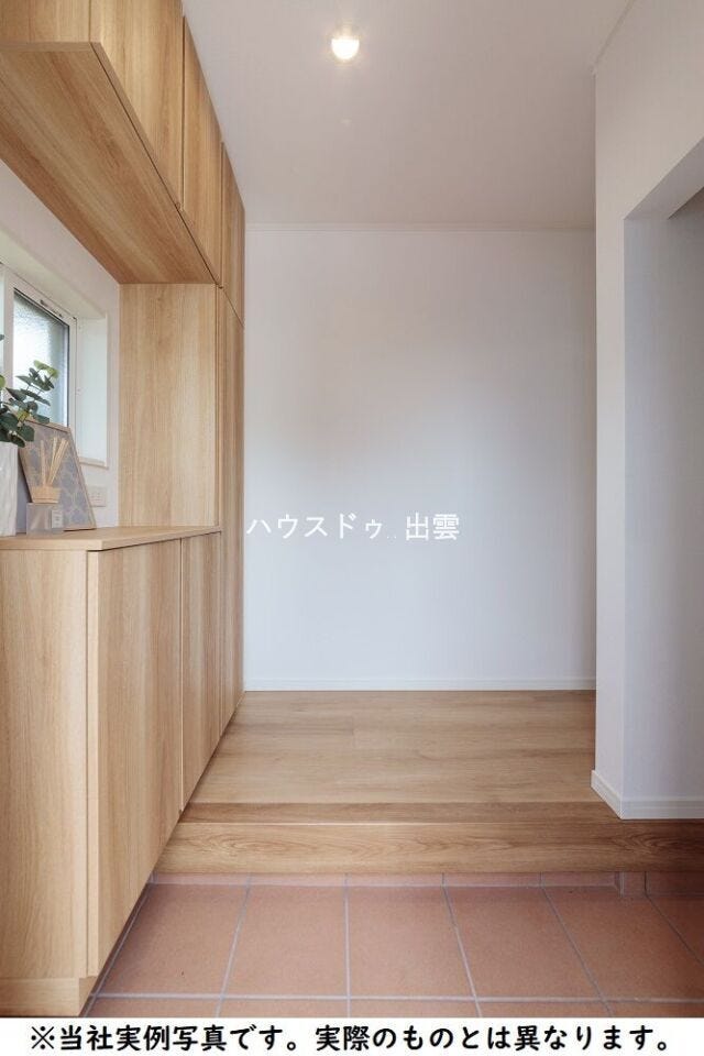 玄関には大容量のシューズボックス付き。家族みんなの靴が、スニーカーからブーツまで、たっぷりしまえます。*当社施工事例写真のため実際のものとは異なります。