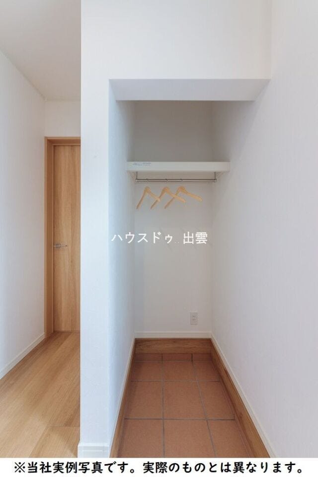 玄関には土間収納もついています。ハンガーパイプ付きなので、コートや雨具などもしまっておけます。下は土間なので、ベビーカーや傘立ても収納可能です。
*当社施工事例写真のため実際のものとは異なります。