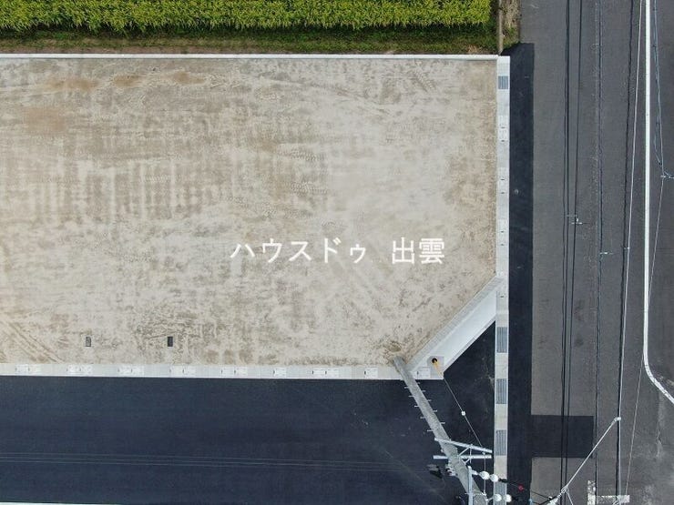 現地上空からの写真です。北側と西側の道路に接している角地の物件です。北西角にごみ置き場があり、ごみ出しもしやすい立地です。