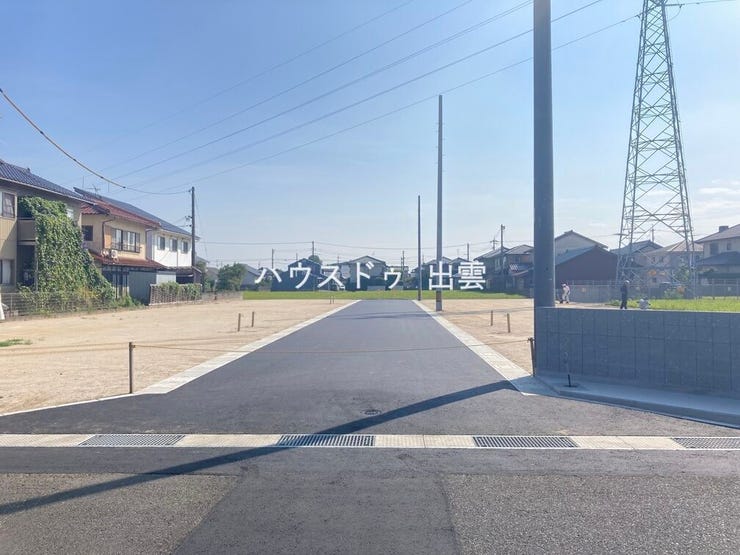 北側前面道路は位置指定道路です。幅員は6m。車は西側前面道路から駐車スペースへ進入可能です。敷地北西角には電柱が設置されています。