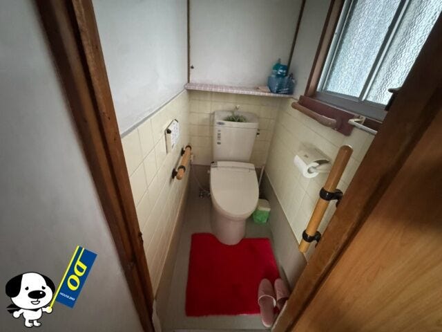 暗くなりがちなトイレも窓付きで明るい空間です。