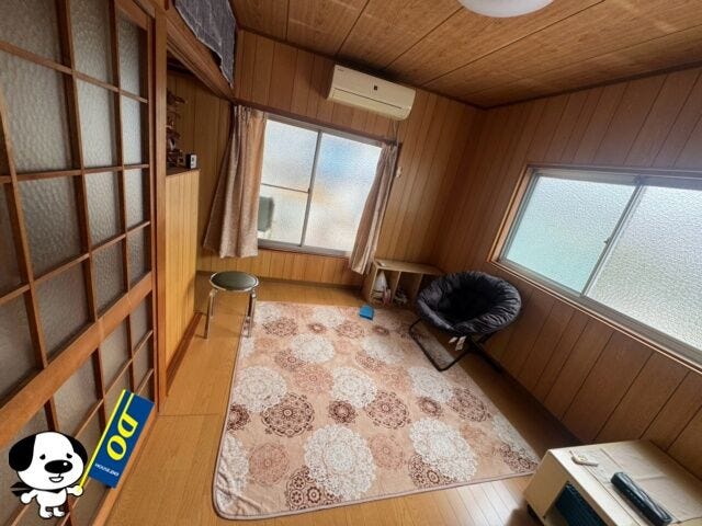 お掃除がしやすいフローリングの洋室です。