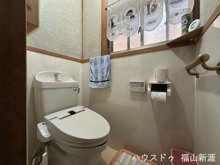 リフォーム履歴のあるトイレ。温水洗浄便座を備え、毎日快適にお使いいただける空間です。