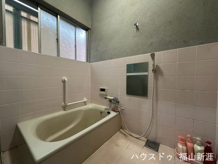 窓付きで自然換気がしやすい浴室。手すりも設置されており、入浴時の立ち座りをサポートします。