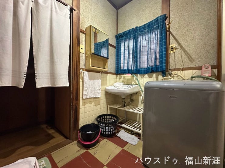 窓付きで換気しやすい洗面・脱衣スペース。洗濯機置場もあり、入浴から洗濯までスムーズに行えます。