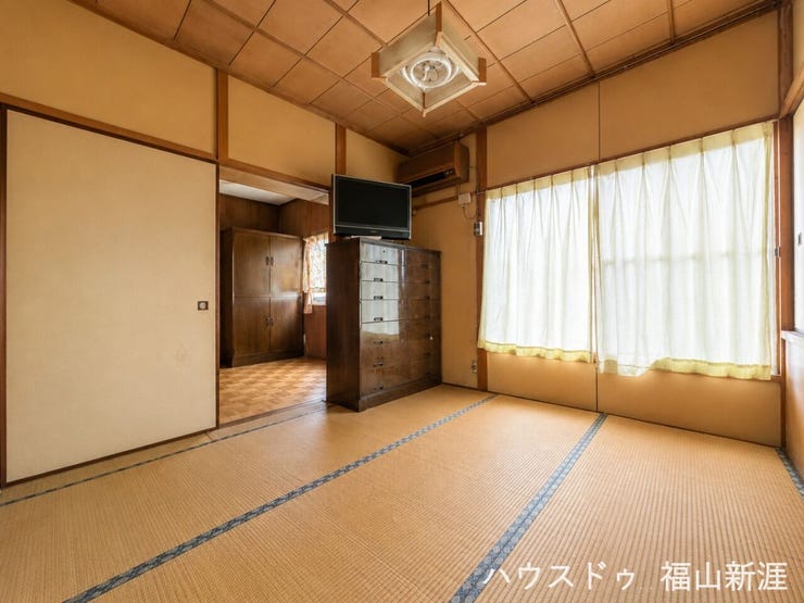 明るい陽射しが差し込む2階和室。ゆとりのある空間で、寝室や客間など幅広く活用できます。