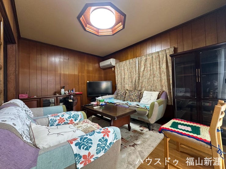 木目調の内装が温かみを感じさせる居室。ゆったりとした空間で、ご家族でくつろぎの時間を過ごせます。