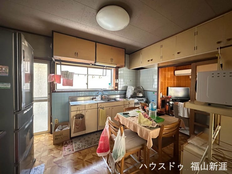 窓から自然光が入る明るいダイニングキッチン。収納スペースも豊富で、調理器具や食器類をすっきり整理できます。