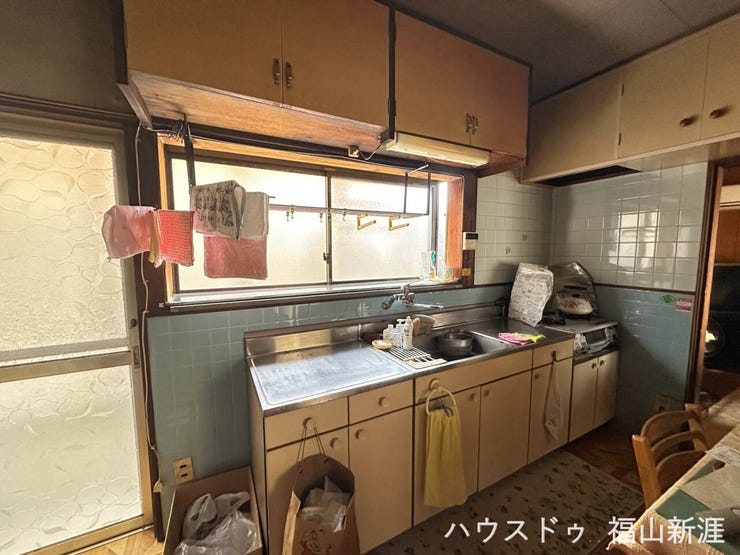 窓付きで明るく換気もしやすいキッチン。吊戸棚も備わっており、調理器具や食器類の収納にも便利です。