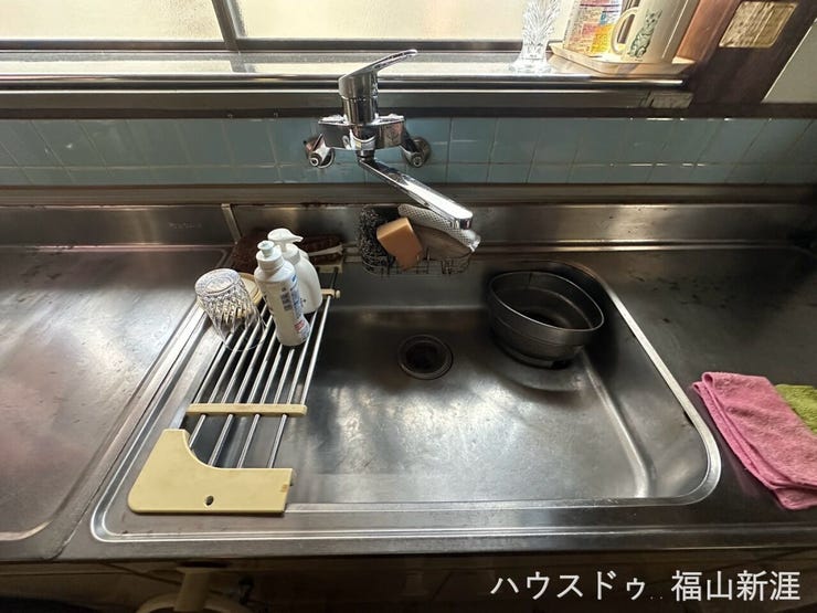 窓に面した明るいシンクスペース。自然光を取り込みながら、気持ちよく家事ができるキッチンです。