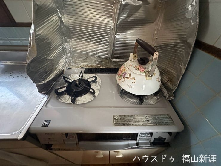 2口ガスコンロを備えたキッチン。2品同時に調理でき、毎日の食事づくりを効率よく進められます。