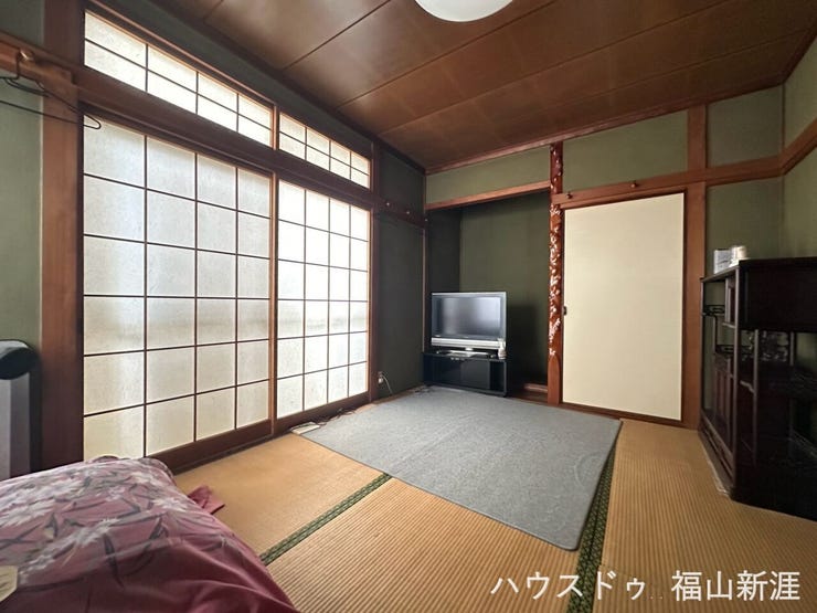 大きな窓から光が差し込む和室。畳の落ち着いた雰囲気で、居室や客間など幅広く活用できます。