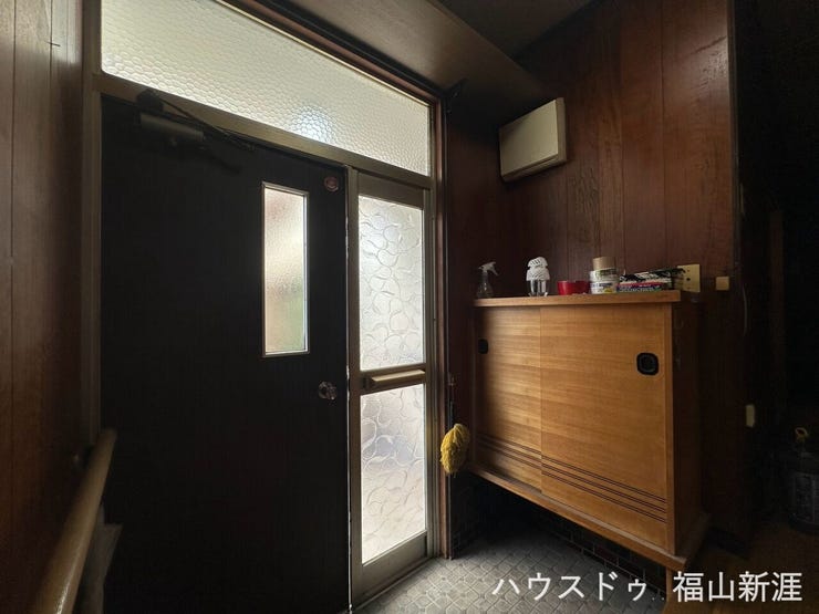 採光窓のある玄関で、明るさを確保。シューズボックス付きで、玄関まわりをすっきり整理できます。