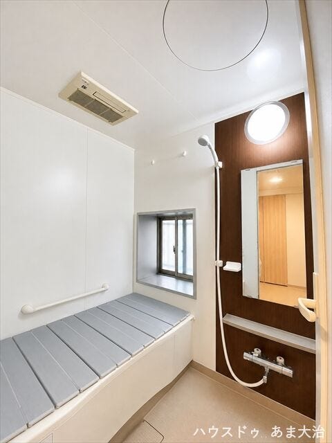 あると嬉しい浴室乾燥機付き。東窓もあるので外気を取り込みながら半身浴を楽しむこともできそうですね。
※居住中につき一部画像の加工を行っております