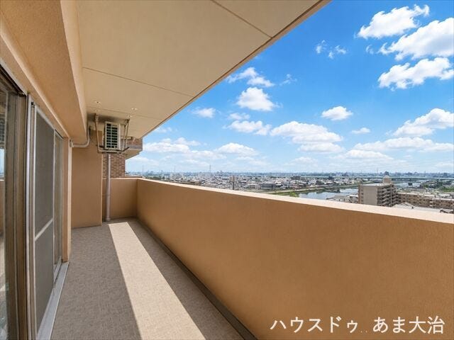 2部屋から出入りが可能◎南面で日当たり良好、太陽の光と風で、洗濯物や布団がすぐに乾きそうですね。
※居住中につき一部画像の加工を行っております