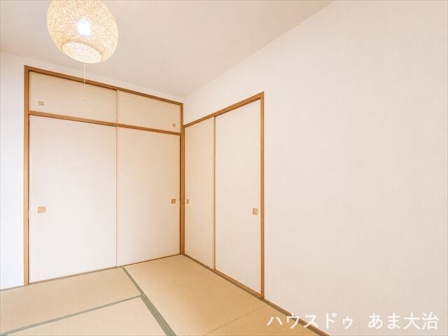5畳和室は廊下からもリビングからも出入りができる回遊式で、生活動線がスムーズ。
※居住中につき一部画像の加工を行っております