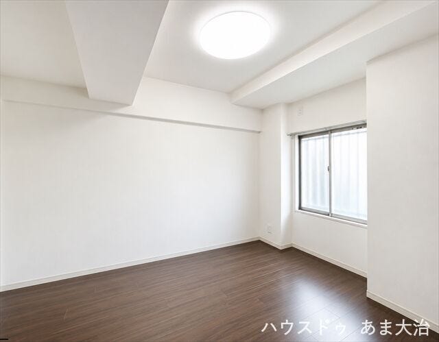 5.6帖洋室:北側からの採光で一日を通して安定した明るさを確保できそうです。
※居住中につき一部画像の加工を行っております