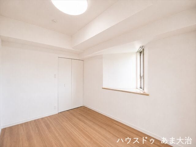南5.5帖洋室:二面採光の洋室です。朝日を取り込むことのできる東窓付きで目覚めの良い朝を迎える事ができそうですね。
※居住中につき一部画像の加工を行っております