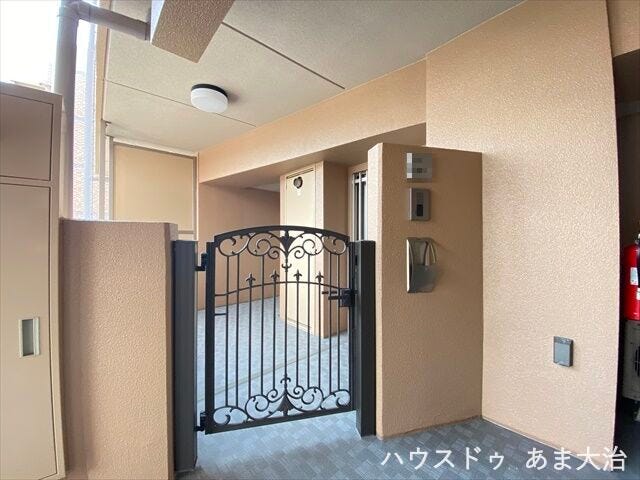 アルコープのある角部屋の一室。共用廊下から玄関が奥まった場所にあるので、ドアを開閉しても外や廊下から室内が見えにくいのは嬉しいですね。