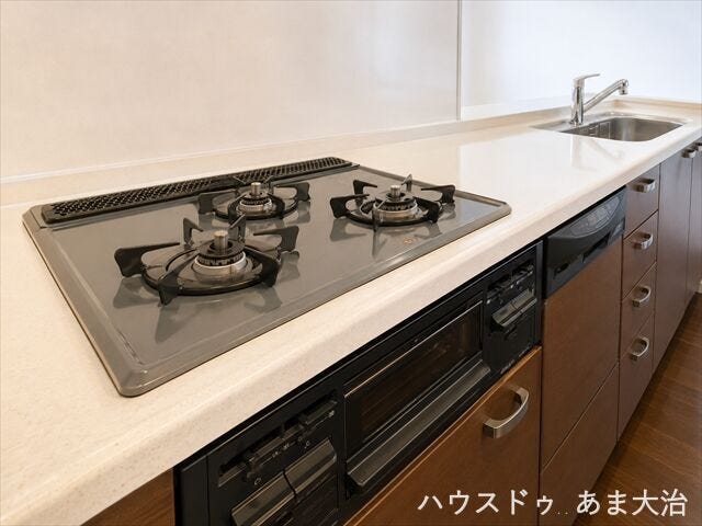 三口のガスコンロで一度に多種類調理が可能◎