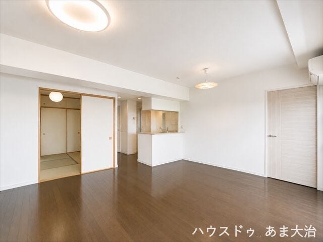 14.3帖のLDです。大型ソファやダイニングテーブルを配置してもゆとりのある広々空間。
※居住中につき一部画像の加工を行っております