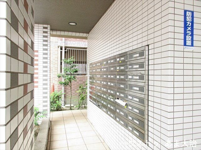 エントランス外に設けられたポストです。庇があるので、雨の降り込む心配もなさそうですね。
