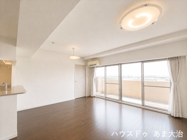 南面に大きな窓からは、一日を通して安定した自然光を取り込めます◎冬場は太陽熱で室内を暖かく保つことができそうですね。
※居住中につき一部画像の加工を行っております
