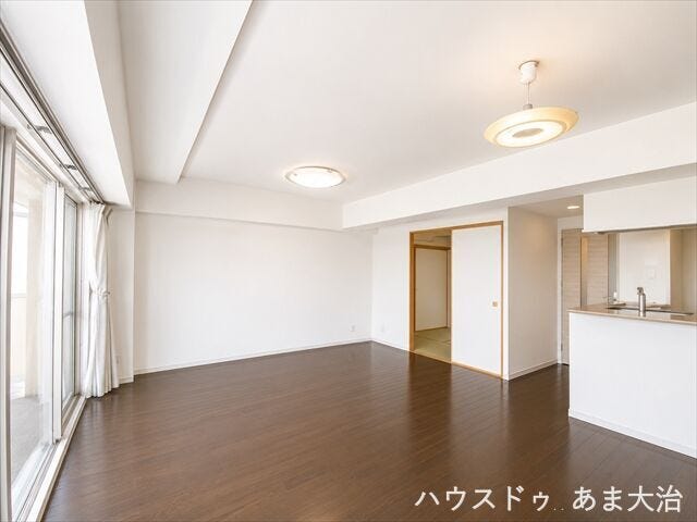 南面に大きな窓があるおかげで、視線が外に抜け、実際の面積以上にお部屋を広く感じそうです♪
※居住中につき一部画像の加工を行っております