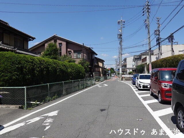 南側の前面道路です。車2台がすれ違える幅となっていて、大型車が止まっていても車の行き来が可能です。