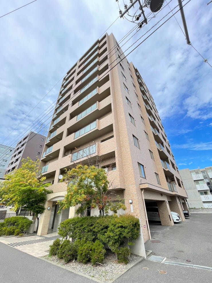 【外観】
《外観写真》
地下鉄南北線「幌西橋」駅 徒歩9分!
札幌市電「行啓通」駅 徒歩2分!
アクセス良好で暮らしに便利な立地のマンションです。