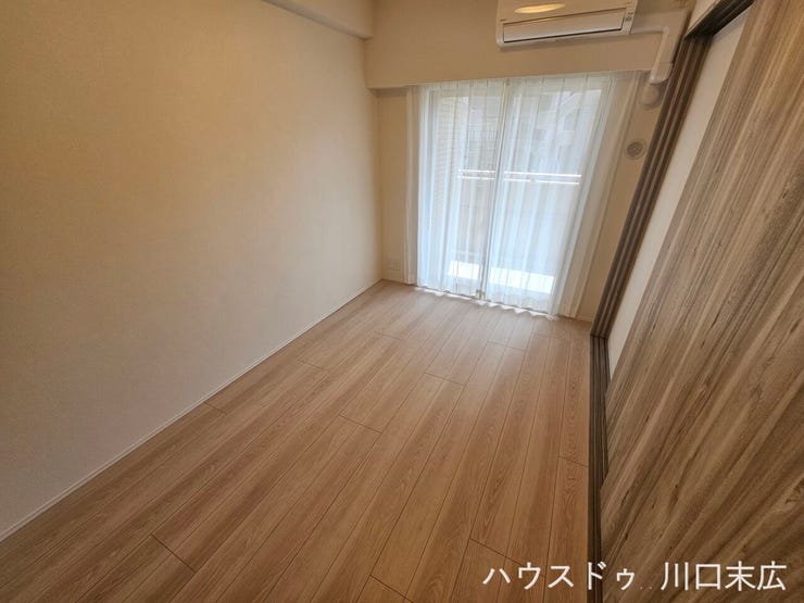 クローゼットを備えた洋室は、寝室や書斎など多彩な用途で活用できます。落ち着いたトーンの床材が、パーソナルな時間を穏やかに包み込みます。