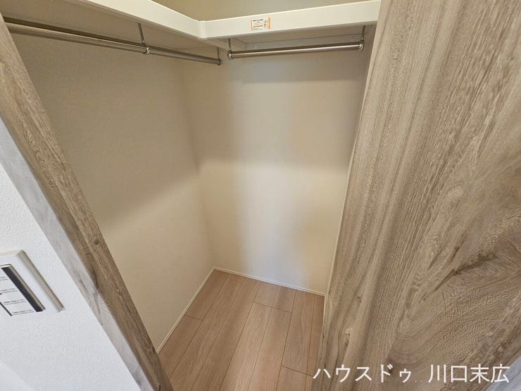 衣類や季節用品をまとめて収納できるウォークインクローゼット。ハンガーパイプと上段の棚を活用することで、空間を無駄なく使い切ることができます。