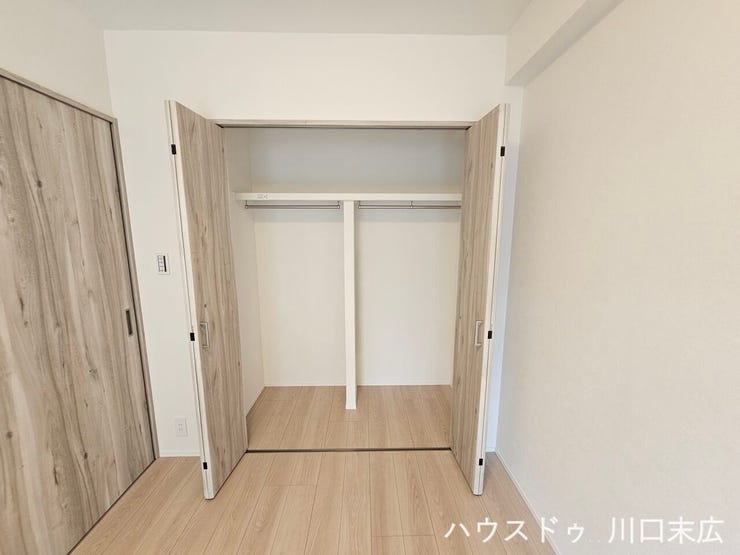 扉を開閉しやすい折れ戸を採用したクローゼット。丈の長い衣類もシワを気にせず掛けられる造りとなっており、日々の整理整頓をスムーズにサポートします。