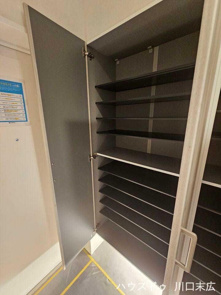 高さのあるトールタイプのシューズボックス。棚板を調整することでブーツなどの大きな靴も収納でき、玄関周りを常にすっきりと保つことができます。