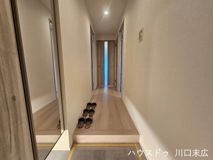 姿見を備え、お出かけ前の身だしなみチェックがスムーズに行える空間。段差を抑えたフラットな造りで、毎日の出入りを安全にサポートします。