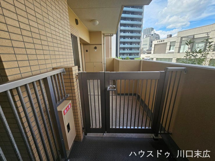 独立性を高める専用ポーチを備えた玄関アプローチ。門扉があることで防犯性が高まり、戸建て感覚でゆとりある穏やかな生活を送ることができます。