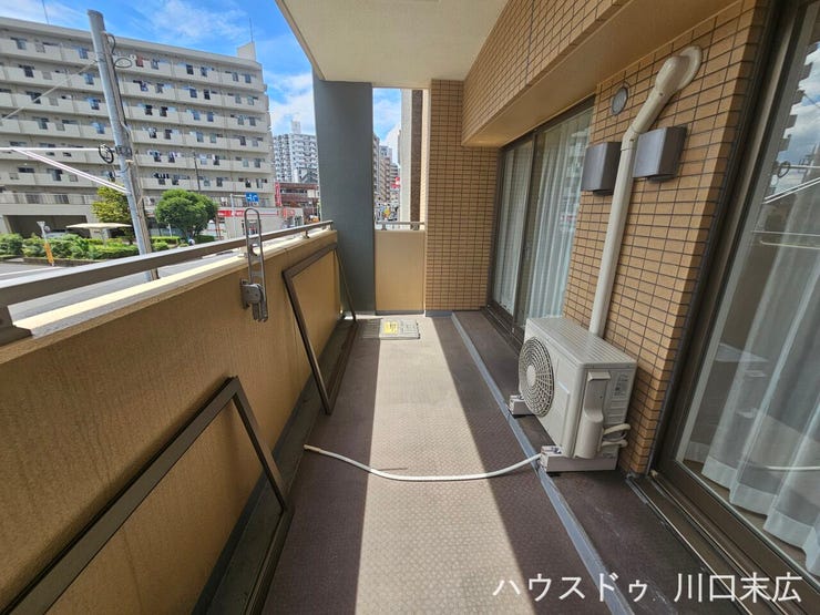 屋外用の物干し金物を備えたバルコニー。手すり壁がしっかりと設けられており、洗濯物や布団を干す日常の家事スペースとして機能します。